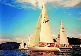 Las embarcaciones aparecen en la bahía de La Concha en la última edición de la regata Plymouth-Donostia celebrada en 1996.