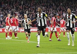 Isak celebra un gol con el Newcastle durante la temporada pasada
