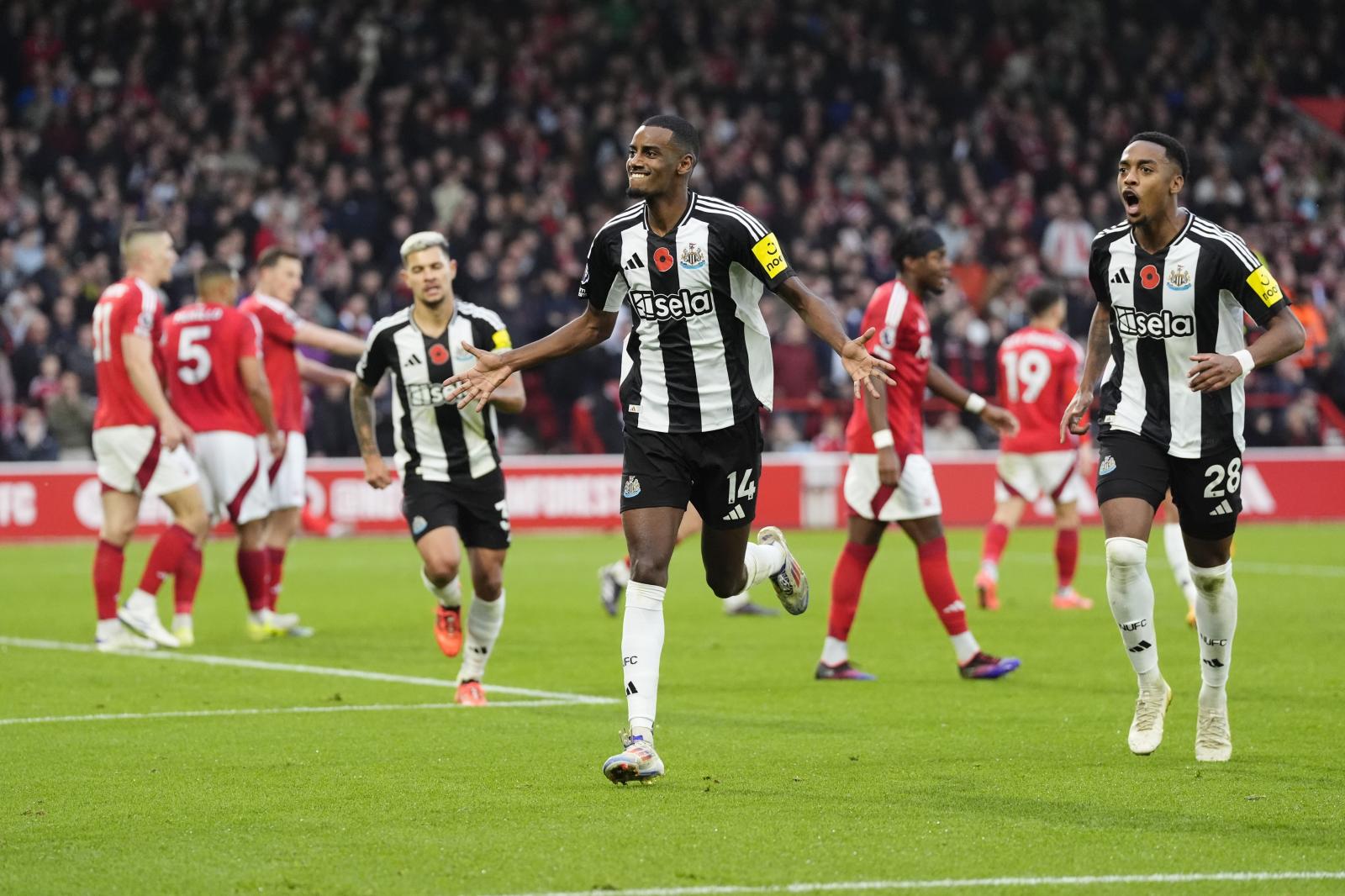 Isak celebra un gol con el Newcastle durante la temporada pasada