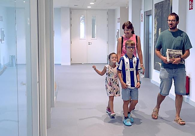 Aitor recorre las instalaciones de El Diario Vasco junto a su hermana Ane y sus padres Mari Carmen e Iñaki