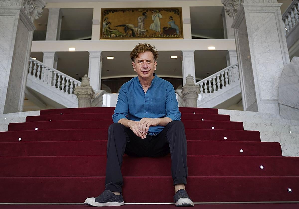 Gabino Diego posó ayer en la escalinata del Victoria Eugenia, donde hoy estrena obra.