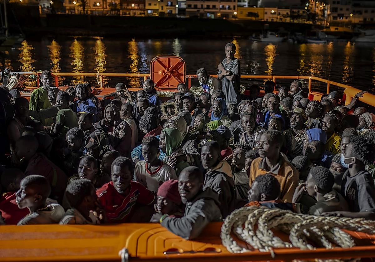 Rescate de una patera en aguas de El Hierro.