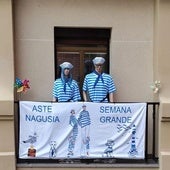 Una imagen del balcón de Egia decorado con motivo de la Semana Grande de San Sebastián.