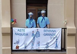 Una imagen del balcón de Egia decorado con motivo de la Semana Grande de San Sebastián.