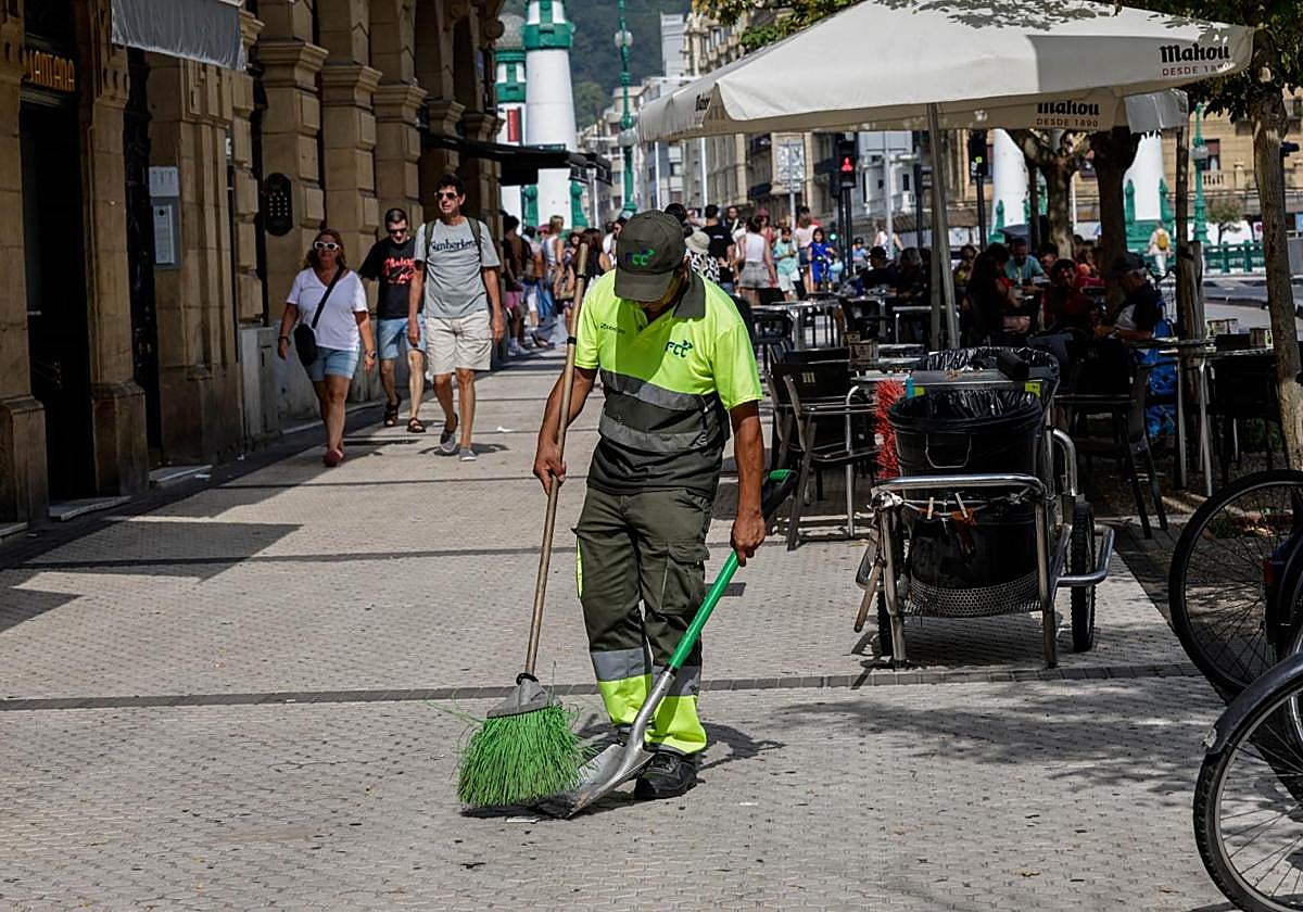 Un barrendero trabaja en las calles de San Sebastián ayer tarde, bajo el calor.