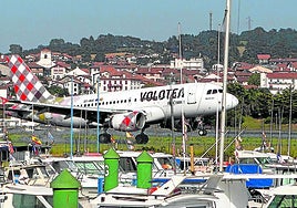 Aterrizaje de un avión de Volotea, la aerolínea que más destinos ofrece (4) desde Hondarribia.