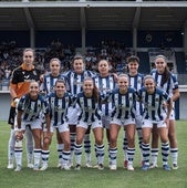 Las once jugadoras de la Real Sociedad posan durante el amistoso de pretemporada frente al DUX Logroño.