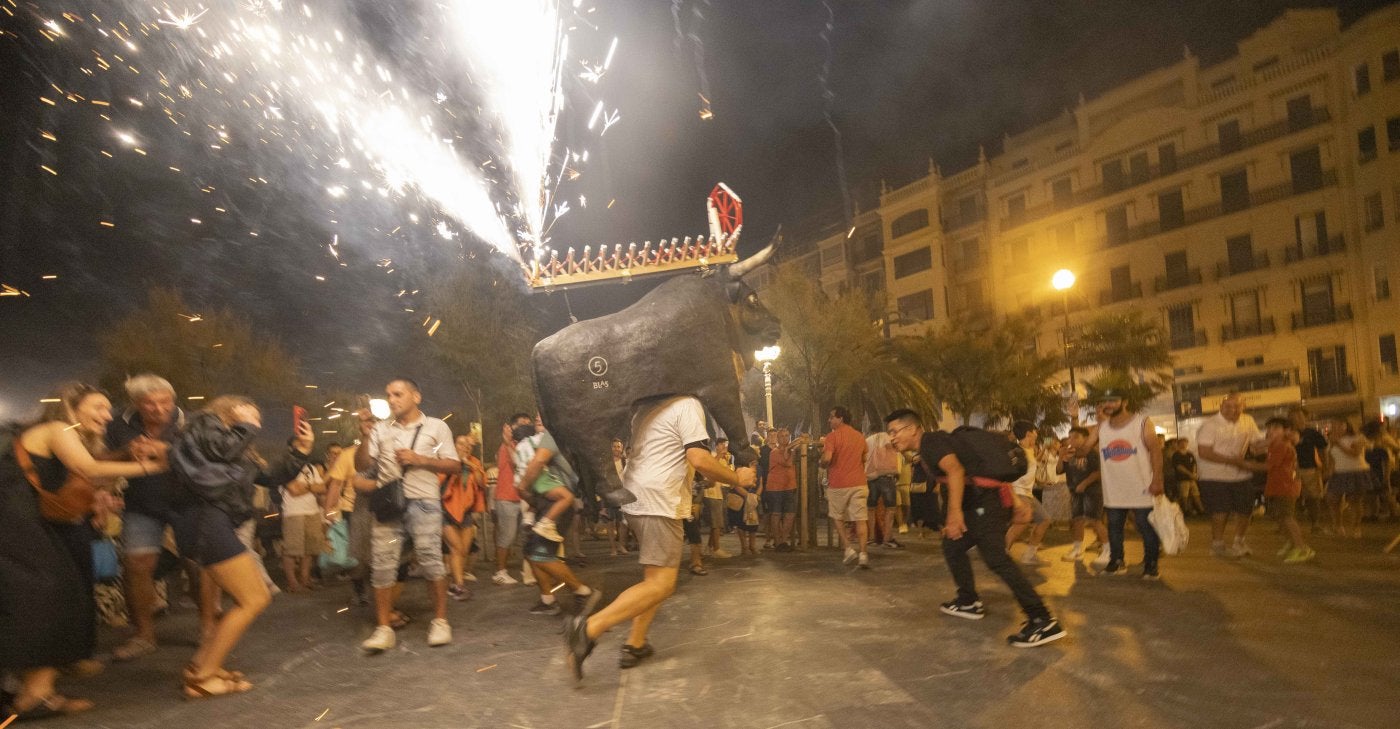 La salida de 'Blas', el quinto toro de fuego, fue recibida con tanta energía como los primeros cuatro 'astados'.