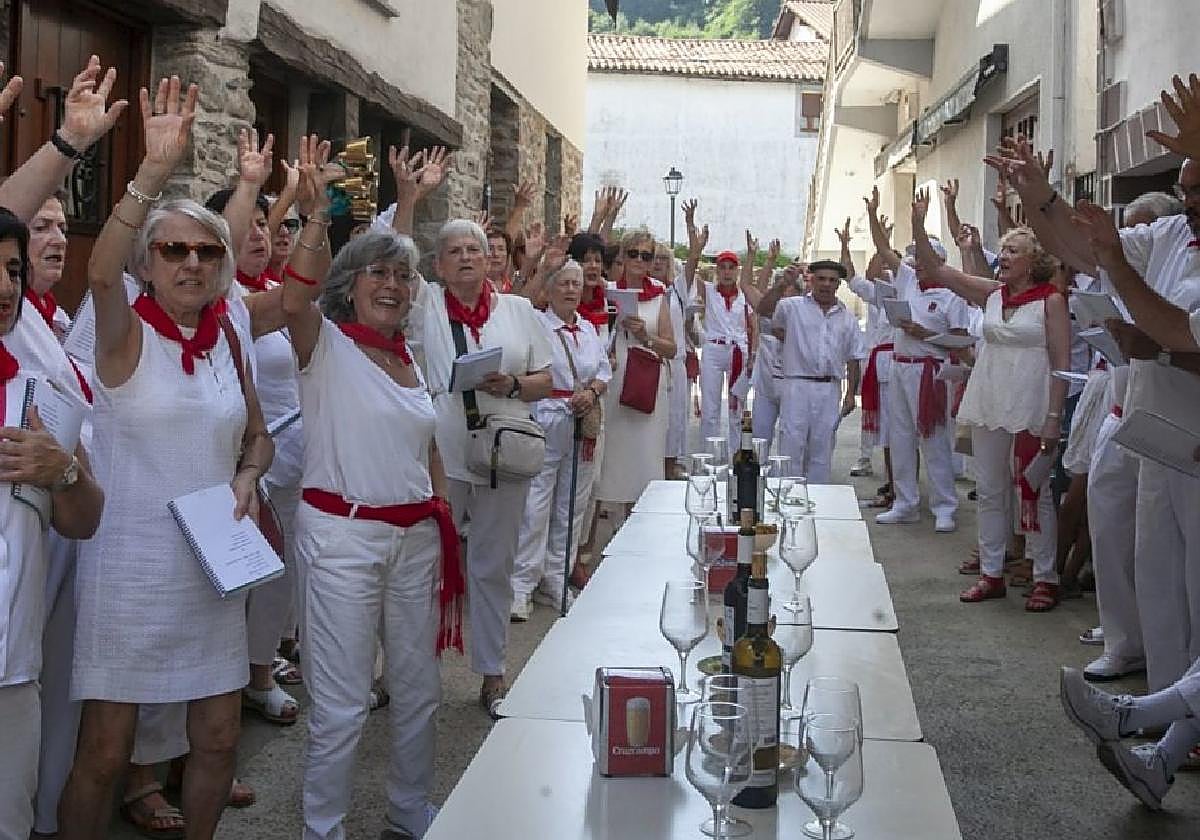 Los coros Umore Ona de Goizueta y Ozenki de Ereñotzu participando el pasado domingo en las Auroras en las calles de Goizueta.
