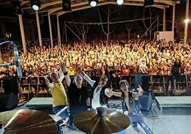 Los cuatro músicos, tras el final del concierto de este pasado sábado, aclamados por sus seguidores en Villena.