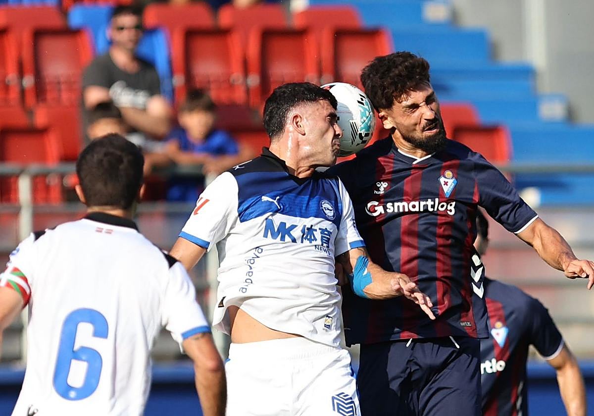 Peru Nolaskoain disputa un balón en el amistoso ante el Alavés.