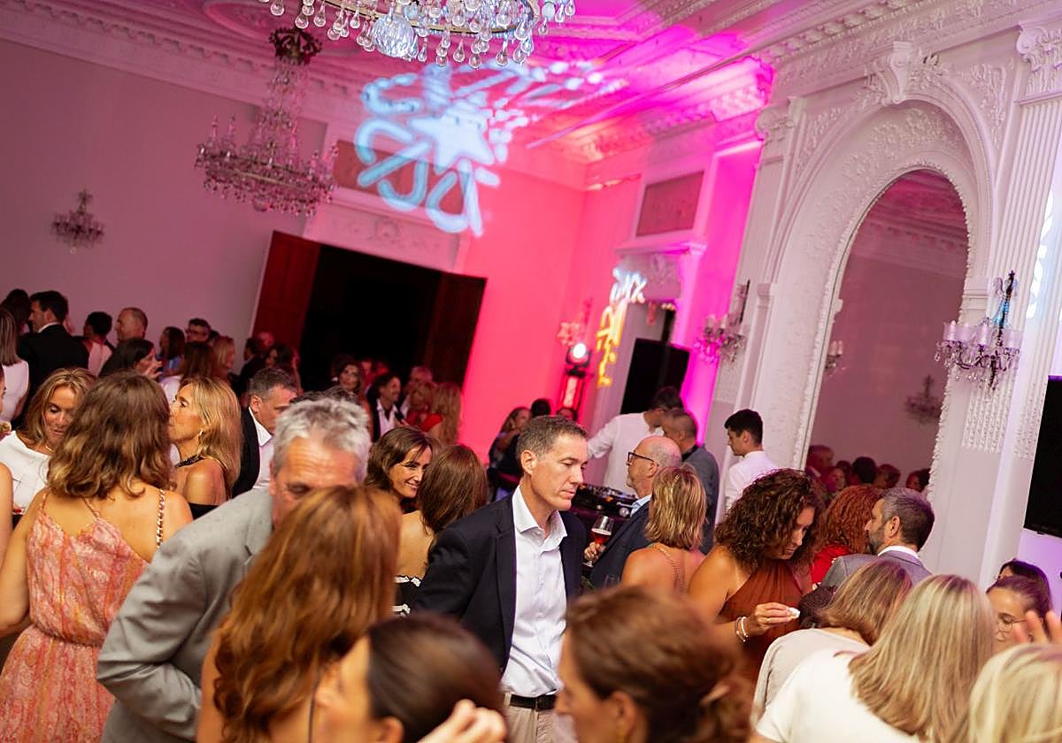 Después de los fuegos artificiales, la fiesta se trasladó al interior de Miramar, donde los invitados disfrutaron con la música.