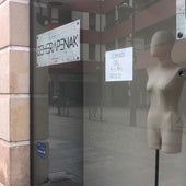 Uno de los varios carteles de cerrado por vacaciones.