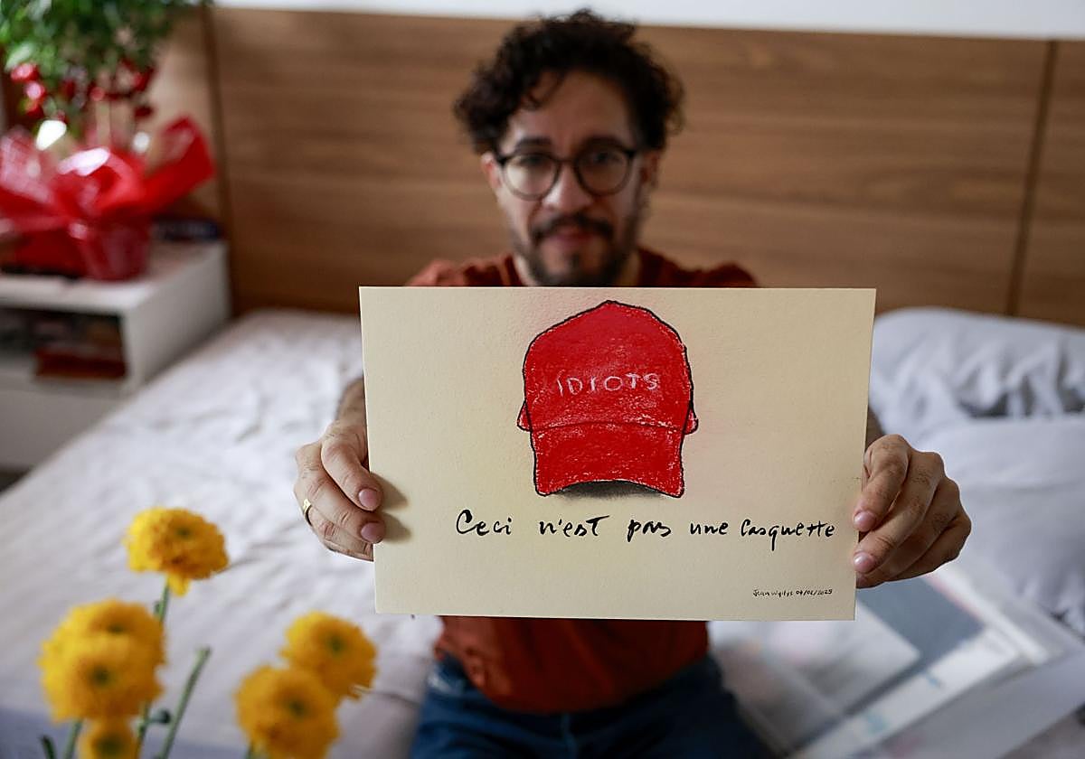 Jean Wyllys Santos, uno de los principales defensores de los derechos de la comunidad LGTBIQ+ en Brasil, muestra una de sus ilustraciones satíricas.