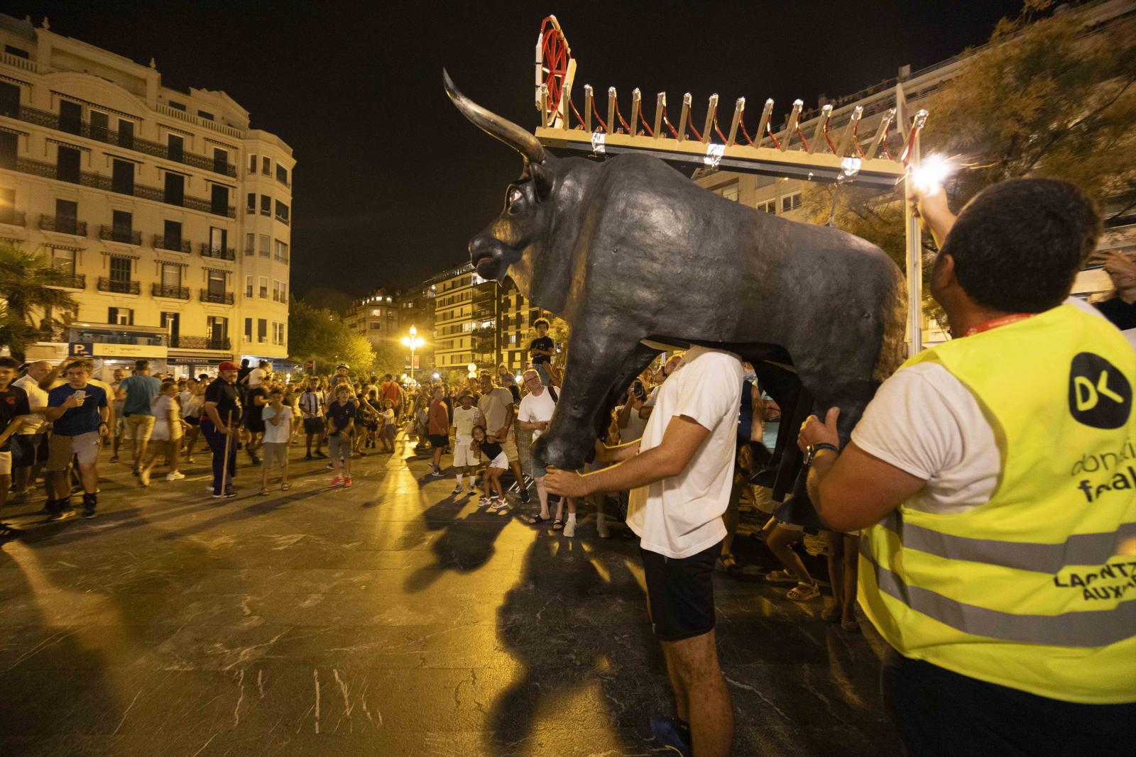 Los toros de fuego encienden el Boulevard