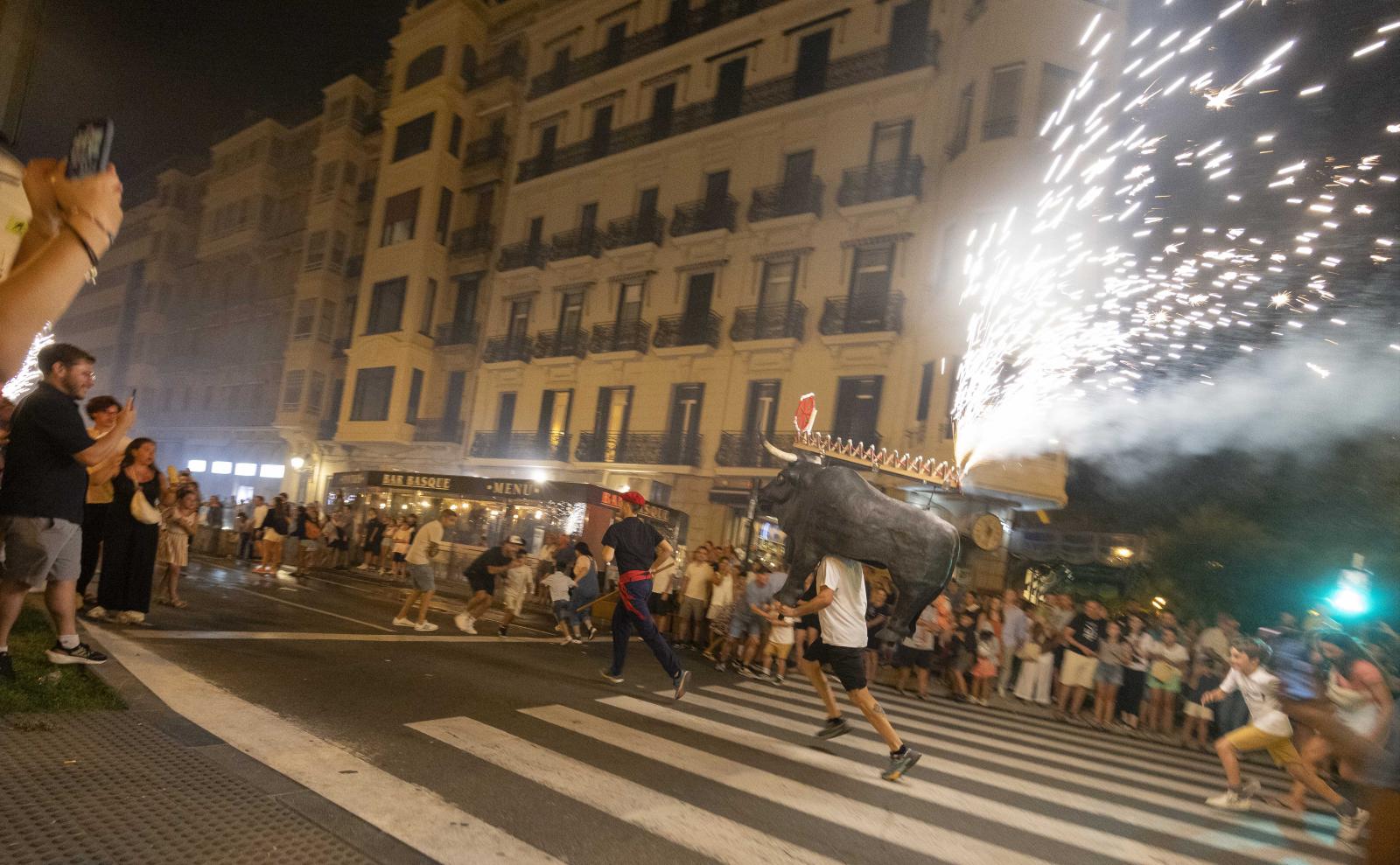 Los toros de fuego encienden el Boulevard