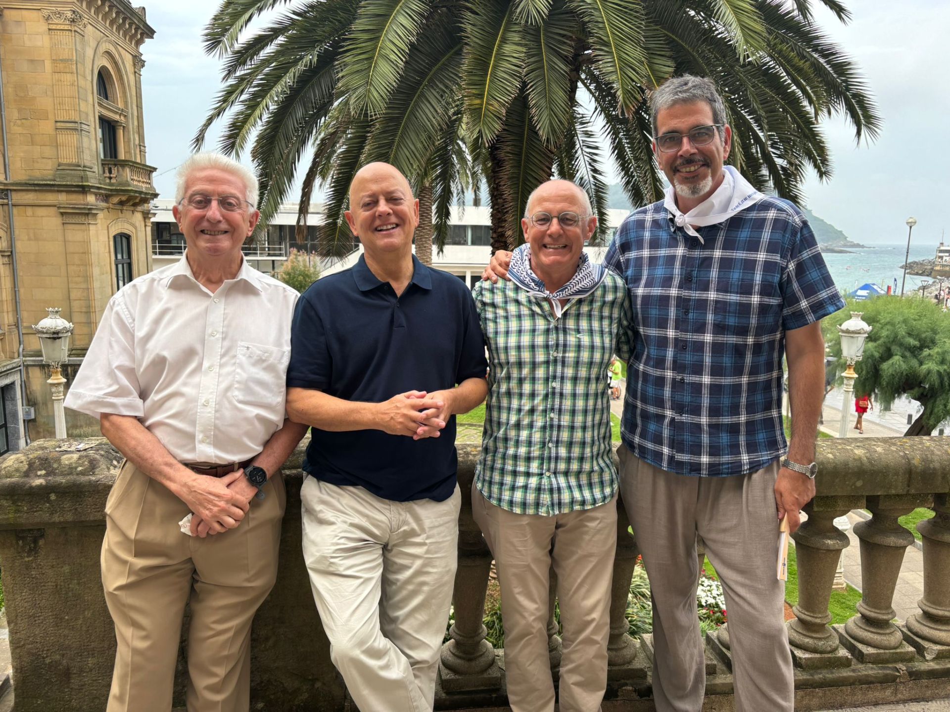 Imagen principal - La foto de la Semana Grande: los últimos cuatro alcaldes juntos en el Ayuntamiento