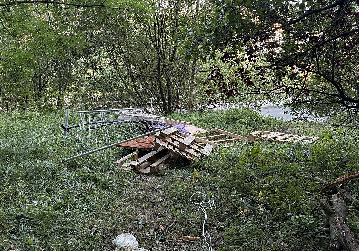 Gabriel Sola envía esta fotografía y señala que «la semana pasada los servicios de limpieza retiraron los campamentos de la calle Misericordia de Gros. Sin embargo, han dejado una puerta y varias vallas en la mitad del verde sin recoger. Solicito a la autoridad competente que se haga cargo del asunto».