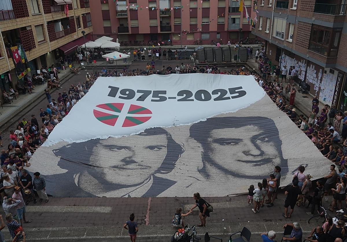 La plaza gorria de Azken Portu, en Zarautz.