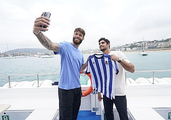 Caleta-Car y Guedes se hacen un selfie en una embarcación en la bahía de la Concha