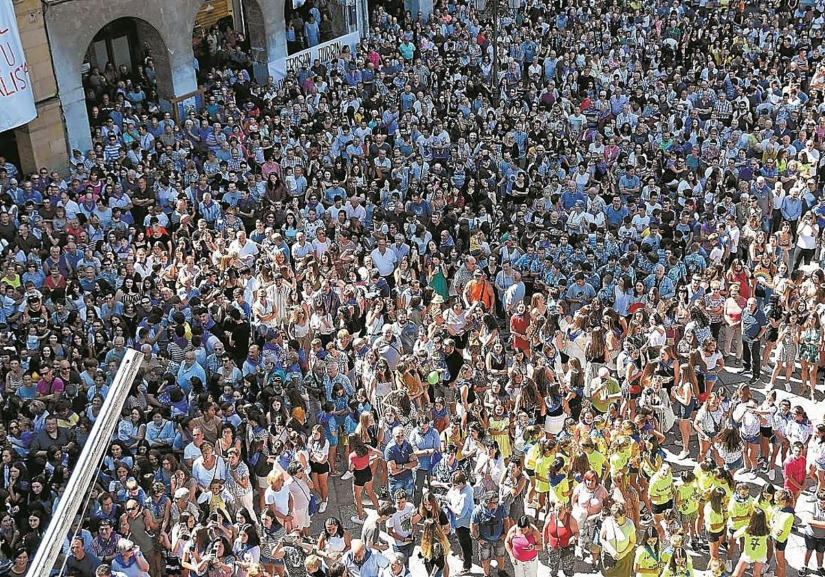 Una multitud de azkoitiarras se congrega en la plaza para el lanzamiento del chupinazo que da arranque a las fiestas.