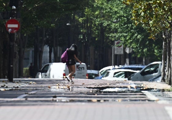 Una mujer pasea por Beasain bajo la ola de calor.
