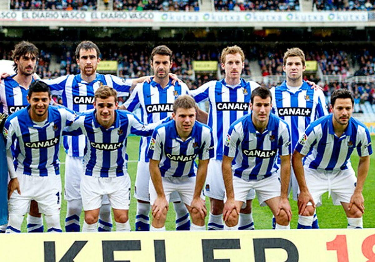 Iñigo Martínez con sus compañeros en Anoeta en un partido de la temporada 2012-2013.