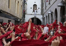 La colocación del pañuelo rojo a la efigie de San Roke marcará el inicio festivo esta tarde en Deba.
