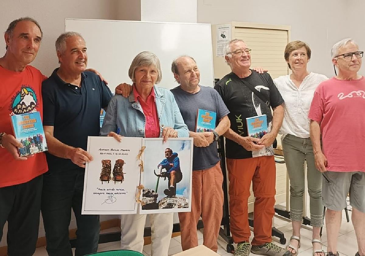 Personas participantes en la presentación del libro 'The Mountain family' que ha tenido lugar en la Escuela de Montaña de Benasque.