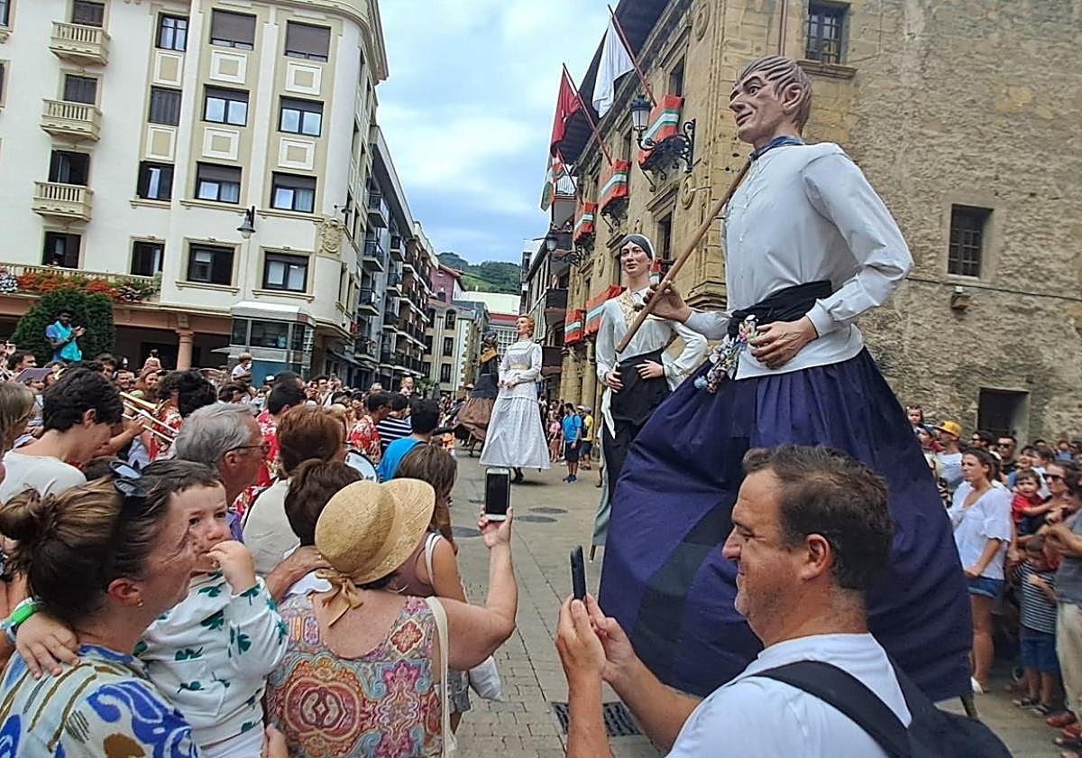Niños y mayores están convocados al inicio festivo en Lege Zaharren Enparantza.
