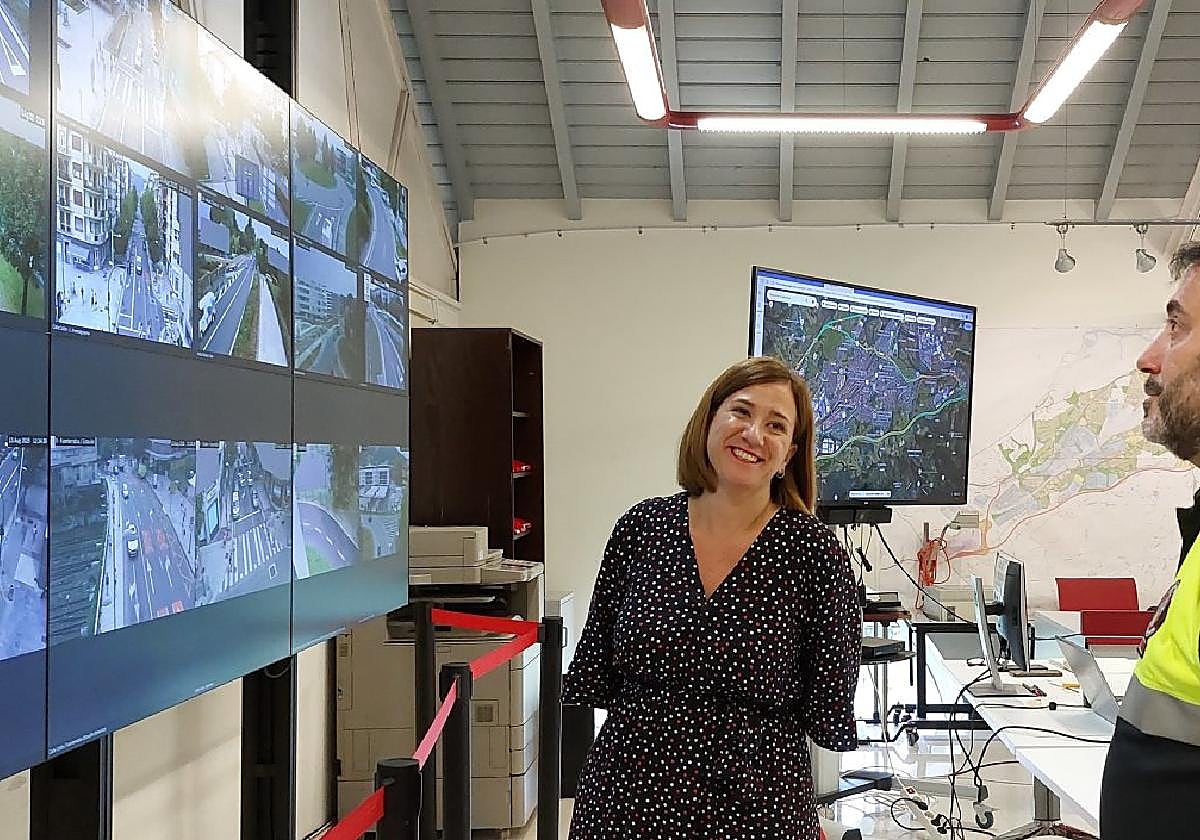 La alcaldesa, Cristina Laborda, y Fran Ortiz ante el videowall en el que se muestran las imágenes de cámaras de tráfico repartidas por la ciudad.