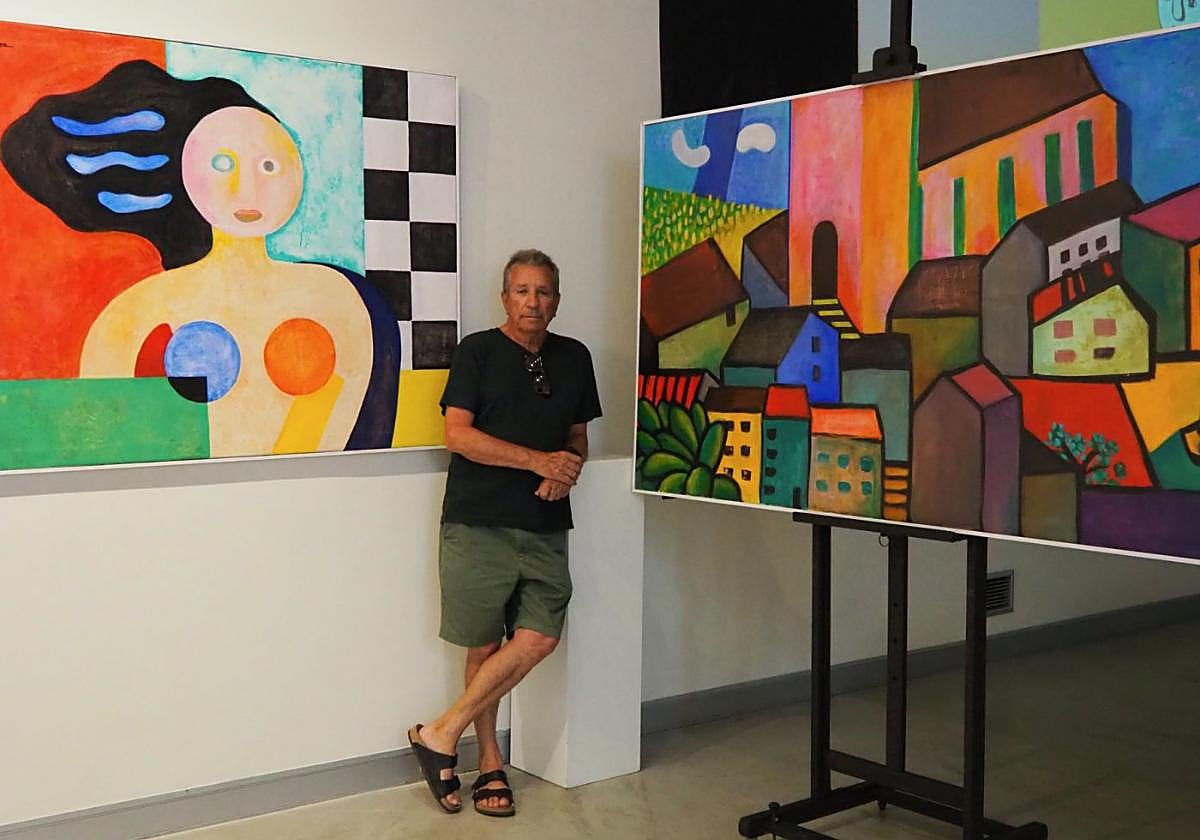 El artista zumaiarra Anton Eguiguren, junto a dos de sus obras, en la sala Oxford.