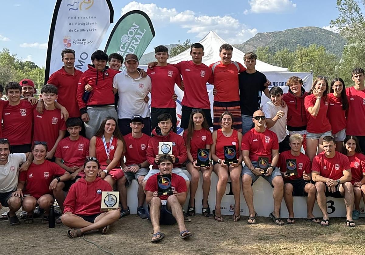 La nutrida representación de Santiagotarrak en el Campeonato de España de Aguas Bravas.