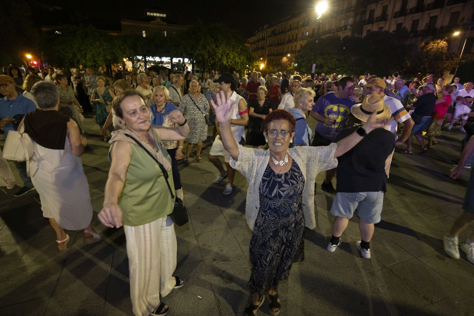 Música y bailes en la plaza Easo