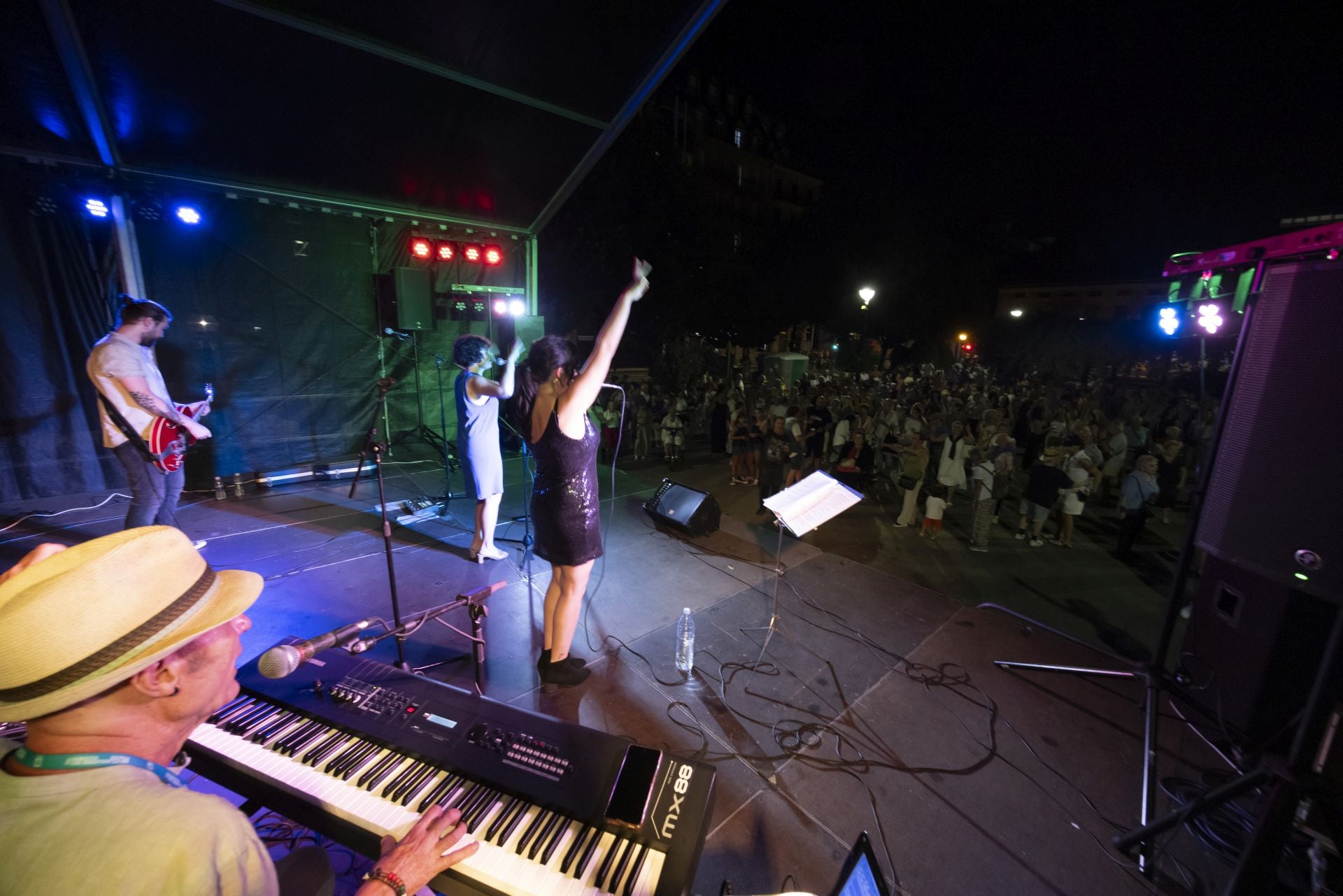 Música y bailes en la plaza Easo