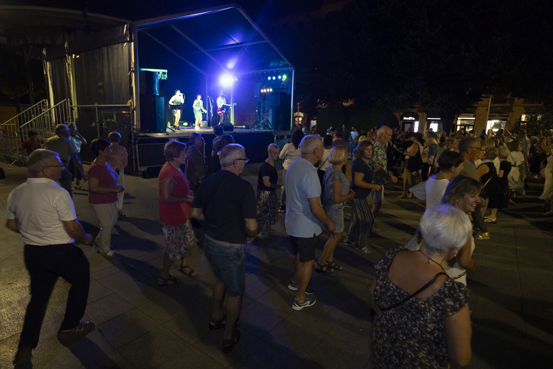 Música y bailes en la plaza Easo