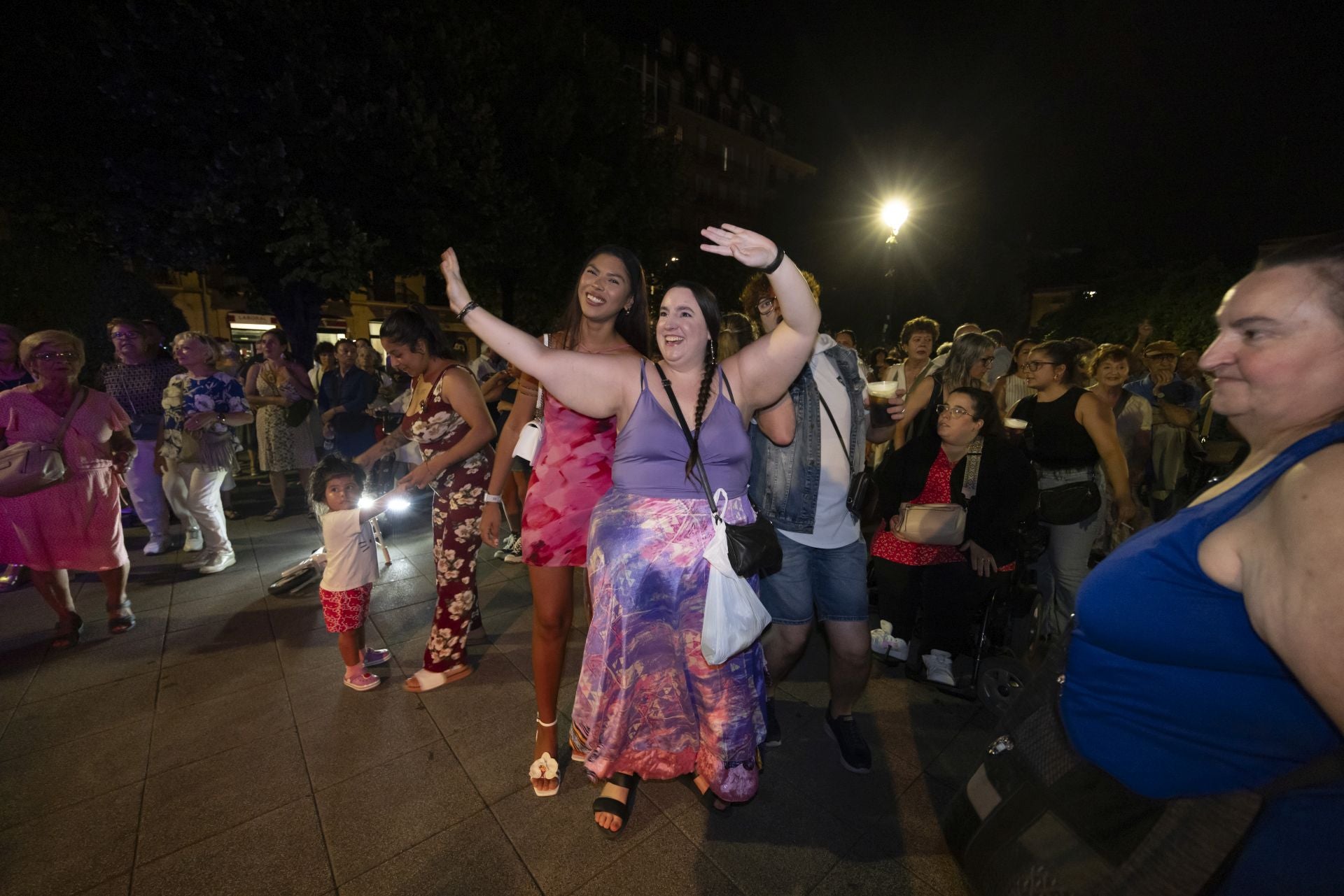 Música y bailes en la plaza Easo