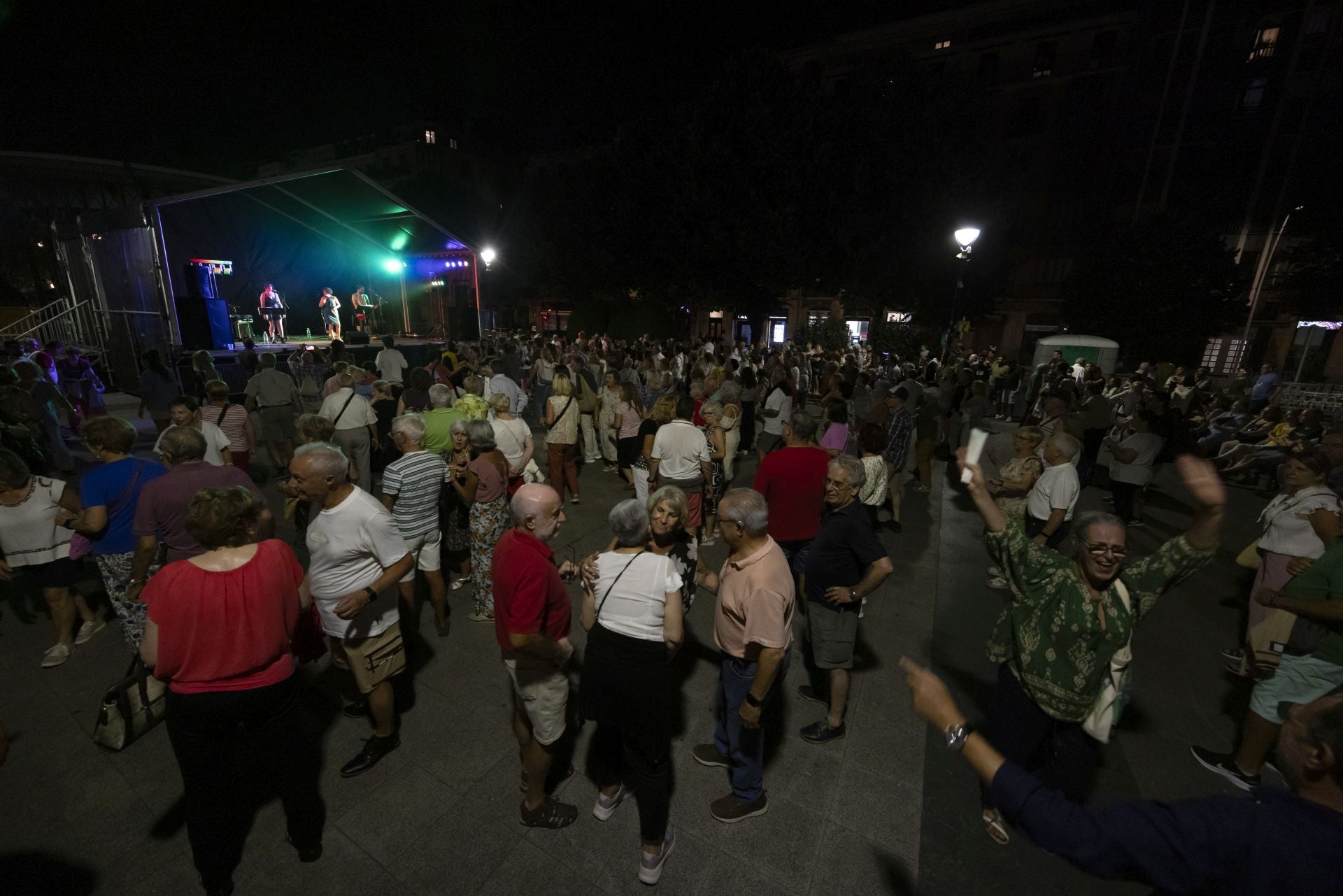 Música y bailes en la plaza Easo