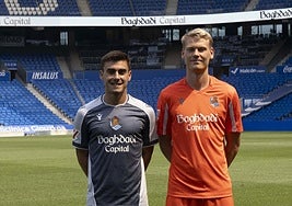 Óskarsson, a la derecha, exhibe la nueva camiseta naranja, con la que la Real jugará ante el Valencia