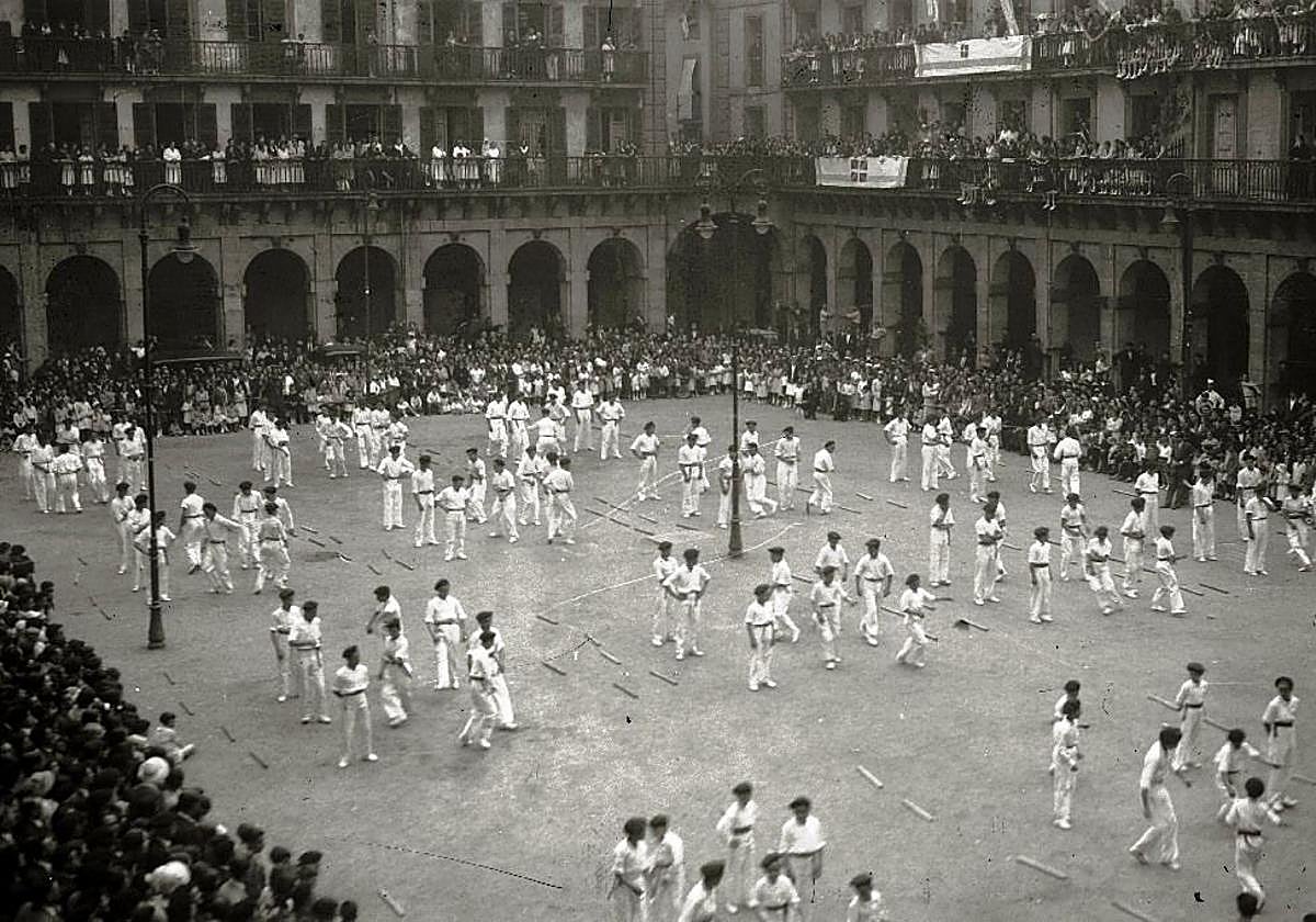 Alarde de dantzaris en la plaza de la Constitución.