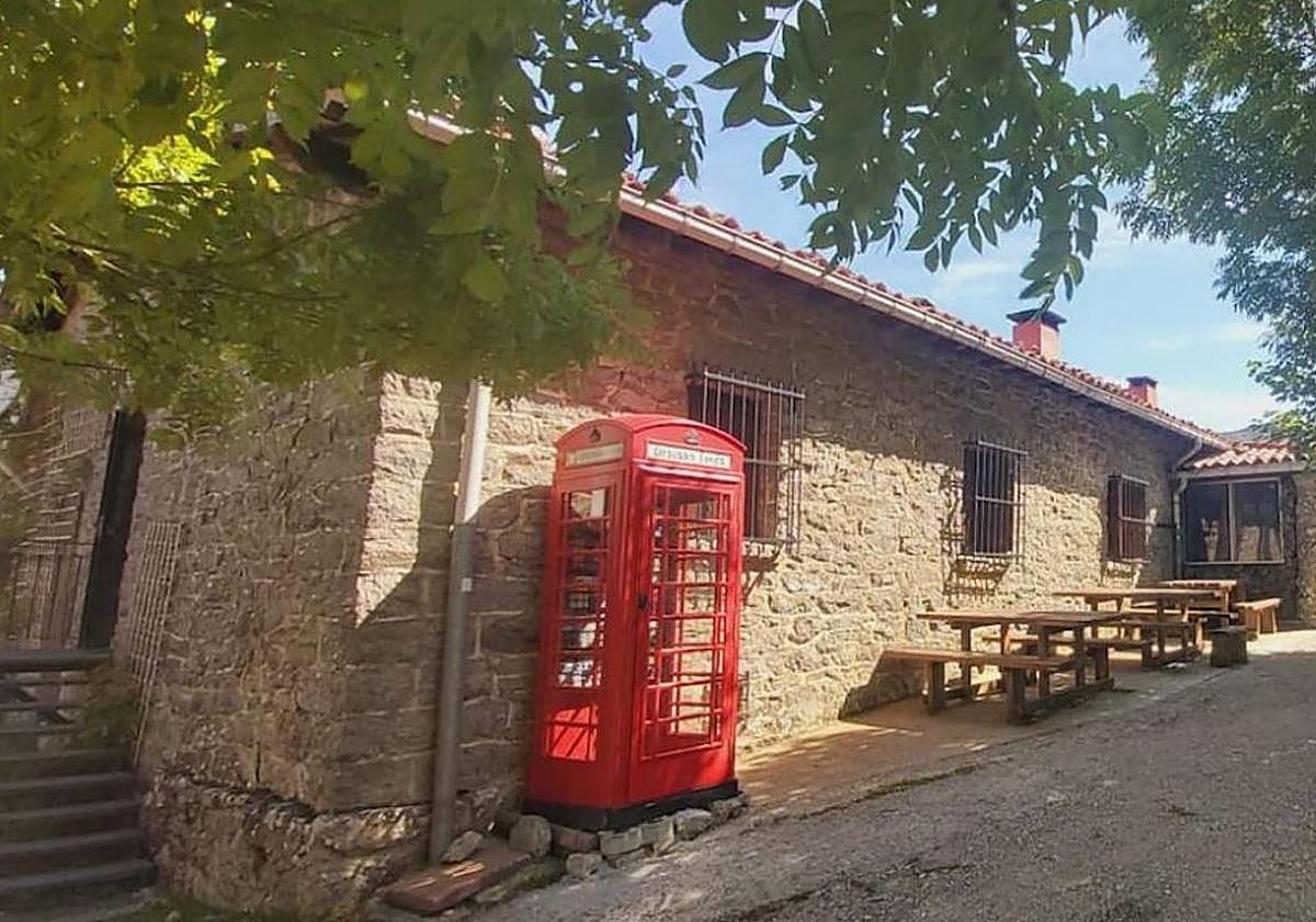 Exterior de la fonda de Urbia, en el corazón de la sierra de Aizkorri.