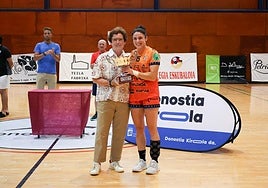 Nekane Arzallus entrega el trofeo a Maitane Etxeberria. aura erro