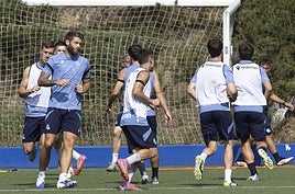 Duje Caleta-Car, en primer plano, realiza un ejercicio con varios compañeros en la sesión de ayer en Zubieta.