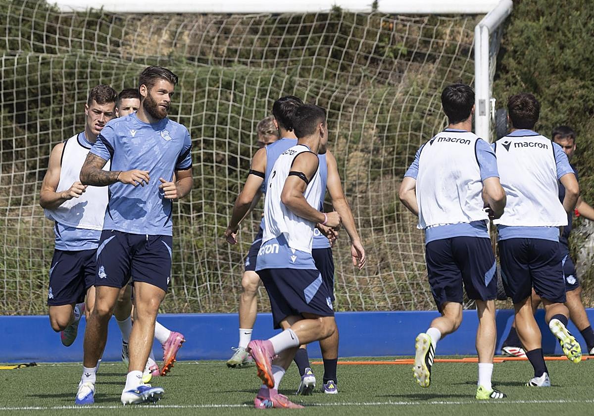 Duje Caleta-Car, en primer plano, realiza un ejercicio con varios compañeros en la sesión de ayer en Zubieta.