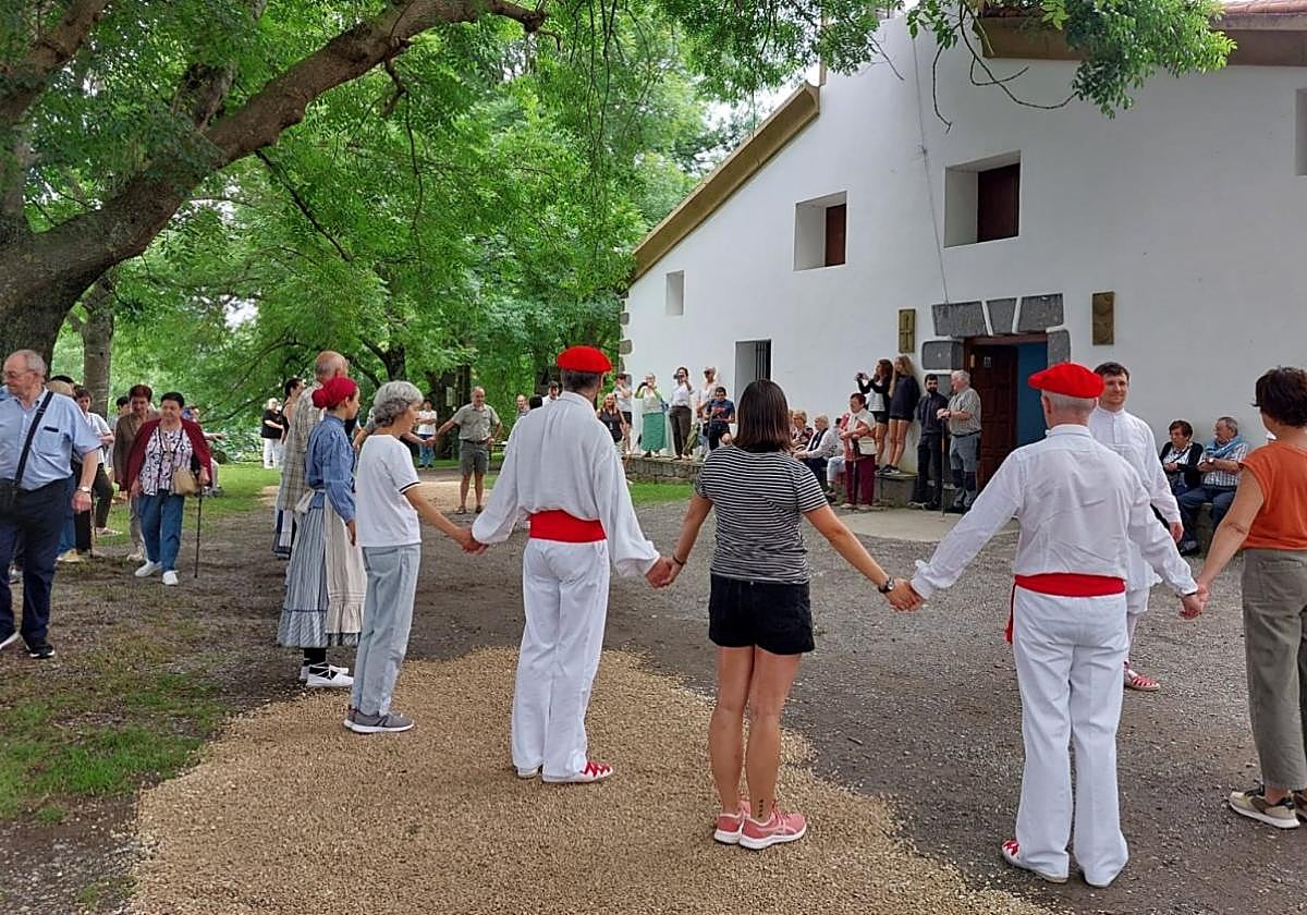 Imagen de la fiesta de San Roke del año pasado en la ermita de Santiagomendi.