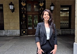 La diputada Azahara Domínguez ante la sede de la Diputación.