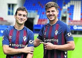 Magunazelaia y Marco Moreno muestran el nuevo patrocinio.