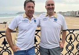 Luis Azpeitia eta Xabier Goikoetxea Zarauzko hondartza ondoan.