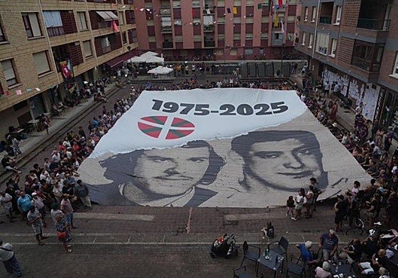 Una gran lona con las fotografías de 'Txiki' y Otaegi fue colocada el pasado martes en una plaza de Zarautz.