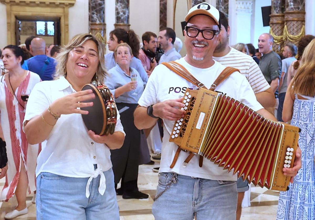 El salón de Plenos se llenó de invitados para el hamaiketako de la Aste Nagusia.